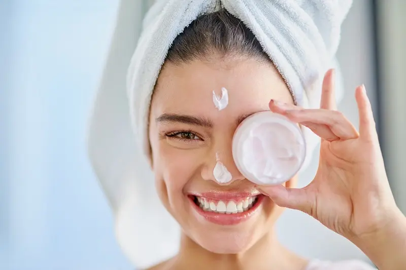 How to Apply a Face Moisturizer Properly